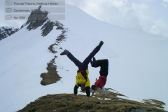 2004-04-zauchensee-skifahren-0034_handstaende-aus-aller-welt