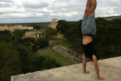 handstaende-aus-aller-welt-matthi-in-uxmal