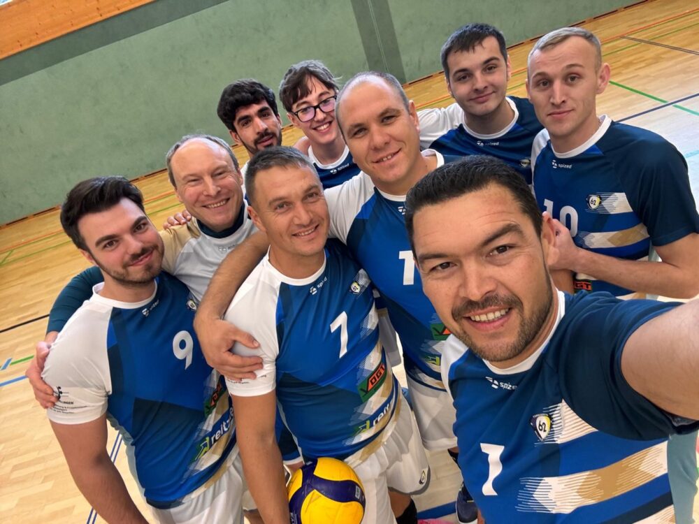 Nach Wegzügen, Abgaben an das Team der „Herren 1“ und verschiedenen Zugängen wurde das Team der „Herren 2“ um Trainer Anatoly Schweigert komplett neuformiert. Zum Saisonbeginn in die Kreisliga Nord stand am vergangenen Wochenende ein Auswärtsspieltag mit Spielen gegen das komplett neue und unbekannte Team „Aichach 2“ des Gastgebers und gegen den Bezirks-klasseabsteiger und neuen Aufstiegsaspiranten „Gosheim“ auf dem Plan.