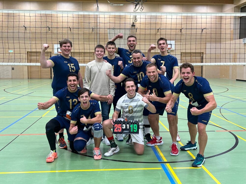Am Ende waren es fünf verdiente Tabellenpunkte, die die 1. Herrenmannschaft des TV 1862 beim Auswärtsspieltag in Mering einsammeln konnte. Ursprünglich war dies jedoch ungewiss, da Trainer Andreas Ludewigt sein Team auf der zentralen Zuspielerposition und im Mittelangriff mit ungewohnten Spielern ins erste Spiel gegen die Heimmannschaft des TV Mering schickte.