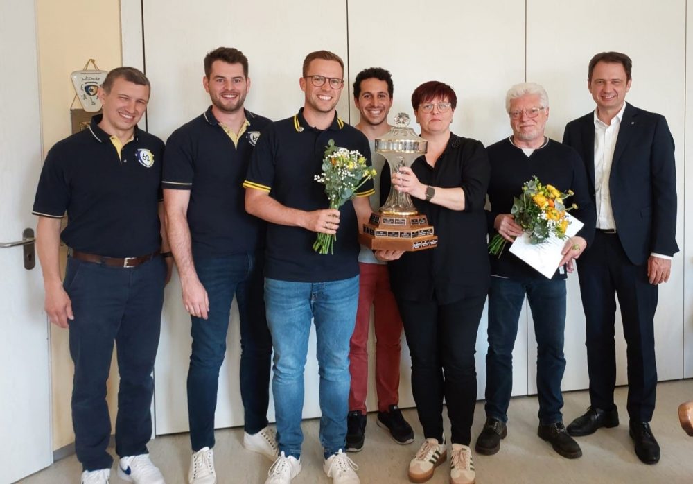 Im Rahmen der diesjährigen Mitgliederversammlung des TV 1862 Dillingen e.V. wurde Dieter Linder für sein jahrzehntelanges Engagement in der Abteilung Badminton sowie im Hauptverein zum Ehrenvorsitzenden ernannt. In einer eindrucksvollen Rückschau wurde sein Wirken gewürdigt, das maßgeblich zur erfolgreichen Entwicklung der Abteilung und des Vereins beigetragen hat.