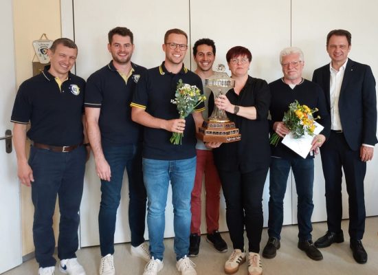Im Rahmen der diesjährigen Mitgliederversammlung des TV 1862 Dillingen e.V. wurde Dieter Linder für sein jahrzehntelanges Engagement in der Abteilung Badminton sowie im Hauptverein zum Ehrenvorsitzenden ernannt. In einer eindrucksvollen Rückschau wurde sein Wirken gewürdigt, das maßgeblich zur erfolgreichen Entwicklung der Abteilung und des Vereins beigetragen hat.
